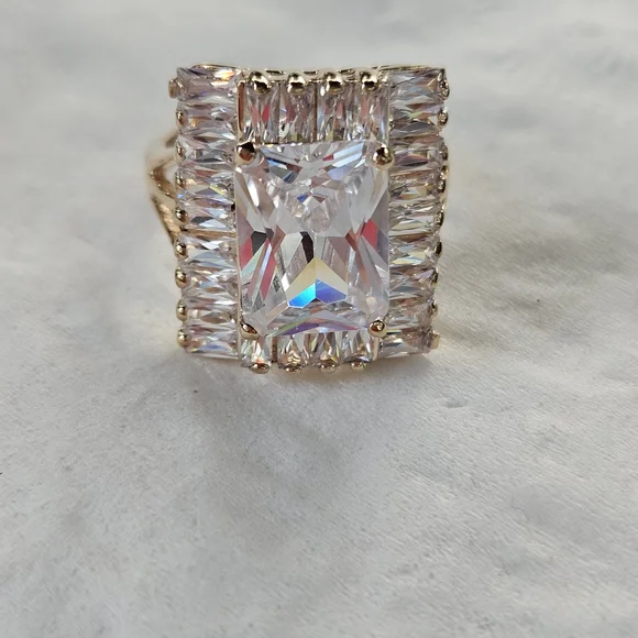 Elegant Gold and Silver Women's Ring - Picture 8 of 15